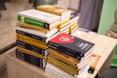 Дбаємо про майбутнє: ПриватБанк разом із Культурними силами передали військовим понад 4300 книг для підвищення фінансових навичок