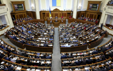 В Раде хотят разрешить баллотироваться в депутаты тем, кто выехал за границу во время войны