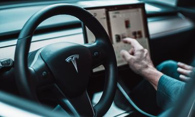 Tesla снизила цену на полный автопилот своих авто
