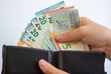 Скільки грошей потрібно на мінімальні потреби для життя в різних країнах Європи (інфографіка)