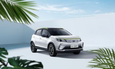 Geely почала продавати електричний кросовер за 9200 доларів