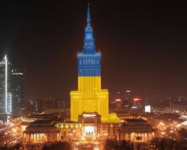 Найвища будівля Польщі стала синьо-жовтою - поляки підтримують Євромайдан (ФОТО)