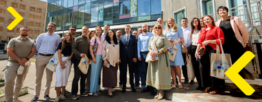 На фото — команда и гости на фоне современного корпуса НДСЛ «Охматдет»
