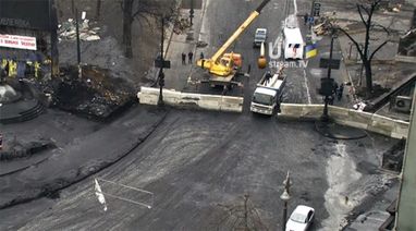 Власть замуровывает ул. Грушевского в Киеве бетонными плитами (ФОТО)