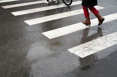 В Польше пешеходам запрещено пользоваться телефоном на переходе: какой штраф грозит нарушителям