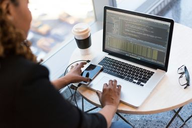 Обзор IT-рынка труда: рекордное количество вакансий и снижение конкуренции