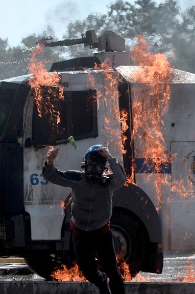 Протести в Стамбулі загострюються: протестувальники палять багаття і поліцейські автомобілі (ФОТО)
