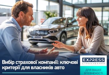На изображении: консультация менеджера с клиентом в автосалоне на фоне автомобиля Mercedes-Benz.