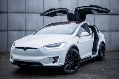 Tesla встановила знижки в розмірі близько $3−4 тис. на нові моделі зі своїх запасів