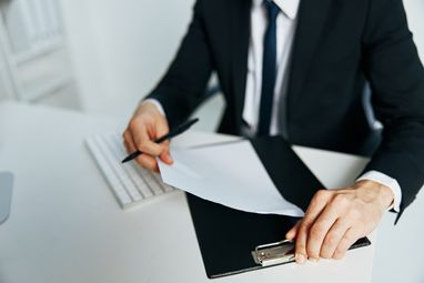 Скільки заробляють українські дипломати (інфографіка)