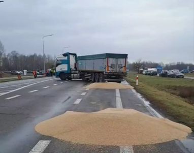 Польская прокуратура возбудила дело в связи с рассыпанным украинским зерном на границе
