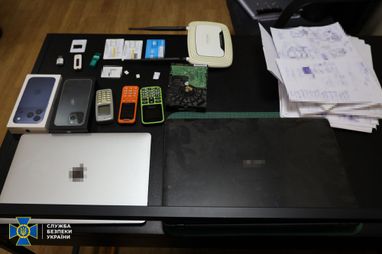 Во время обысков были изъяты мобильные телефоны и компьютерная техника.