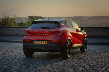 Mitsubishi выпустила на рынок недорогой кроссовер-гибрид (фото)