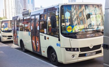 В Киеве заработала бесконтактная оплата проезда в автобусах частных перевозчиков – "ПИК"