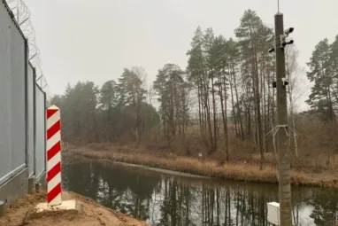 Польша завершила строительство стены на границе с Беларусью (фото)