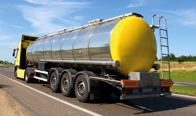 Україна і Польща домовились про бездозвільний проїзд вантажівок з паливом