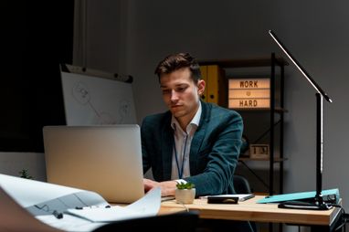 Работник в кабинете