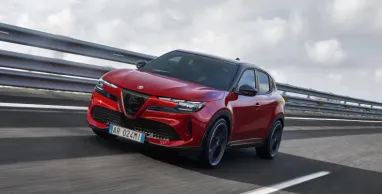 Alfa Romeo розкрила подробиці недорогого спортивного електрокросовера (фото)