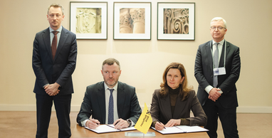 На фото — подписание договоренностей о сотрудничестве между представителями банковского сектора и государственных учреждений.