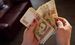 Украинцы берут меньше «займов до зарплаты», но на суммы больше
