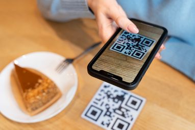 Шахраї підмінюють QR-коди у громадських місцях: як не втратити гроші
