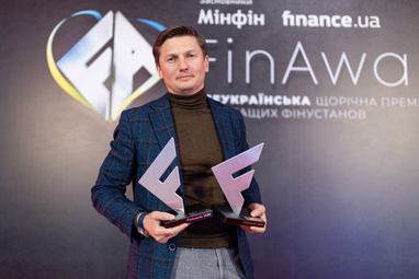 Голова Правління ПрАТ «Страхова компанія VUSO» Андрій Артюхов з нагородами у номінаціях «Найкращий СЕО страхової компанії» та «Найкращий страховий продукт воєнного часу»