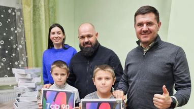 Планшеты для обучения получили 680 детей-переселенцев за финансирование Райфа