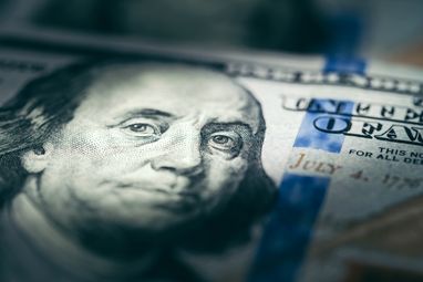 Готівковий долар дорожчає третій місяць поспіль