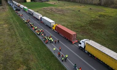 Поляки возобновили блокаду пункта пропуска «Угринов-Долгобычев»: затруднено движение грузовиков