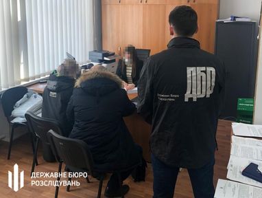ДБР викрило групу податківців, які вкрали з бюджету 3 млн грн
