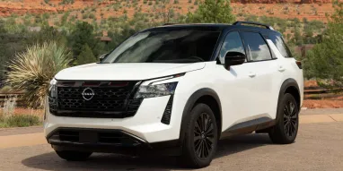 Нова версія розташувалася між комплектаціями SL і Platinum у лінійці Pathfinder