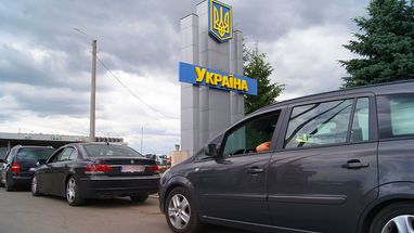 Хто з чоловіків може зараз виїхати з України: названо пільгові категорії