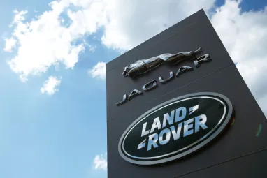 Jaguar Land Rover сокращает производство в Великобритании из-за дефицита чипов