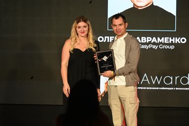 CEO Treeum Валерия Лунёва и основатель EasyPay Group Алексей Авраменко с наградой
