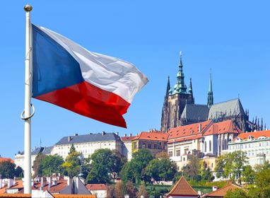 В Чехии ограничат помощь беженцам: почему отменяют выплаты