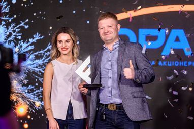 Руководитель по работе с клиентами Finance.ua и minfin.com.ua Дарья Горбач (слева) вручает награду победителю