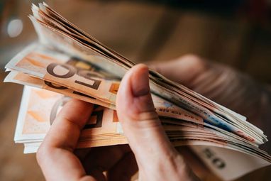 Украинцы на Кипре могут получить пособие 340 евро