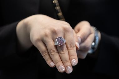 В Гонконге продали уникальный бриллиант за $29 млн (фото)