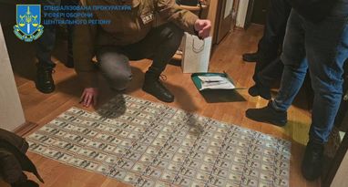 В ексочільника ВЛК на Чернігівщині знайшли майже $1 млн готівкою. Він допомогав ухилянтам