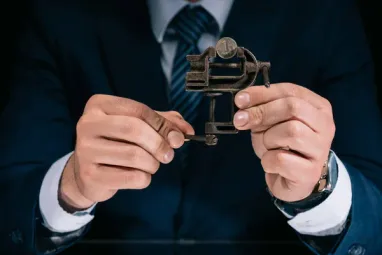 Правительство Кипра обязало местные банки прекратить все операции с рублем