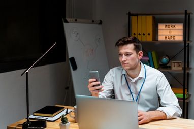 Работник проверяет рабочий чат