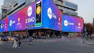 В Киеве, Одессе и Днепре на фасадах торговых центров появилась реклама криптовалютной биржи EXMO