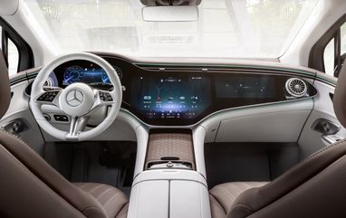 Величезний дисплей та 3,5 с до сотні: представлено нового конкурента Tesla від Mercedes (відео)