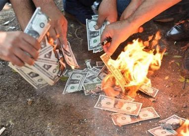 Поджигатели долларов и "ждуны" в обменниках: журналист рассказал об антидолларовой пропаганде в Турции