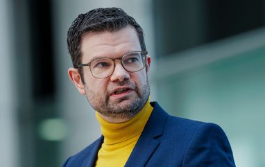 У Німеччині заявили, що не змушуватимуть українських біженців до військової служби