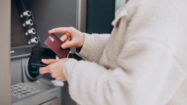 Мінсоцполітики не рекомендує накопичувати пенсію на банківську картку: названо причину