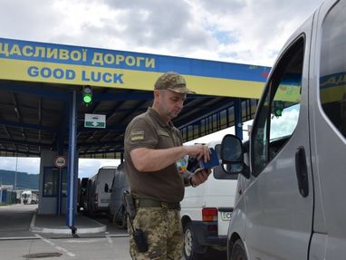 Пограничники начали выпускать за границу мужчин в возрасте до 22 лет