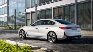BMW раскрыла все подробности и цены электрического седана i4 (фото)
