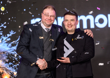 На фото: финансовый аналитик порталов Минфин и Finance.ua Алексей Козырев вручает награду представителю компании Portmone