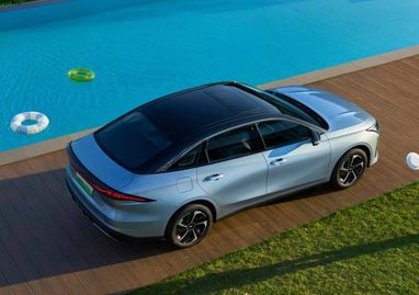 Geely представила новый гибридный седан с огромным экраном в салоне (фото)
